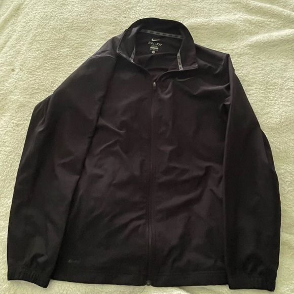Men’s Nike dry fit long sleeve windbreaker type material but smoother size XL - Picture 2 of 7